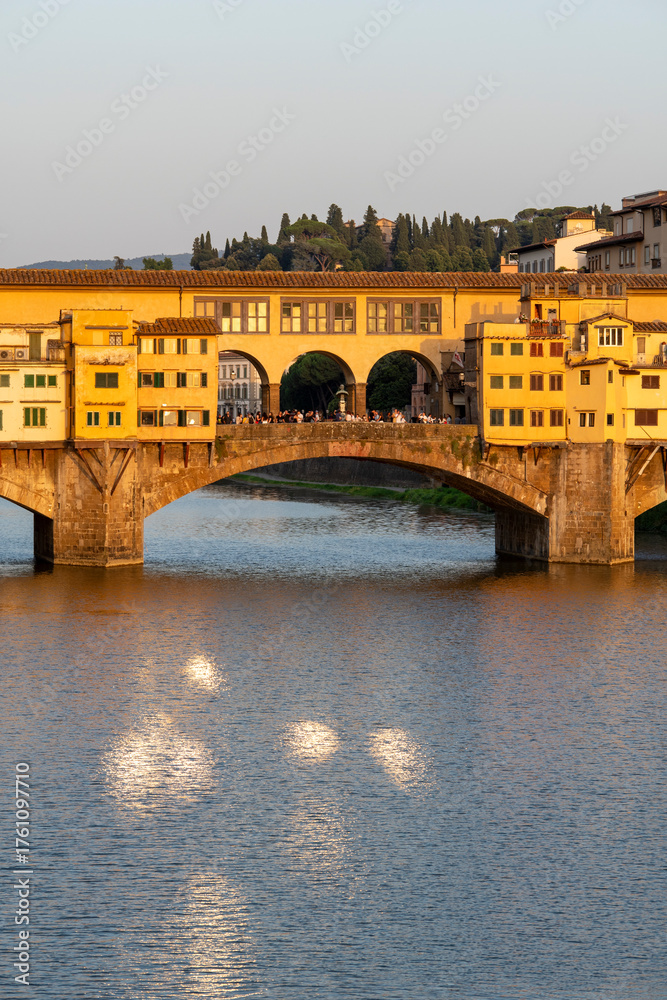 Obraz premium Ponte Vecchio stradling the Arno River, Florence, Tuscany, Italy