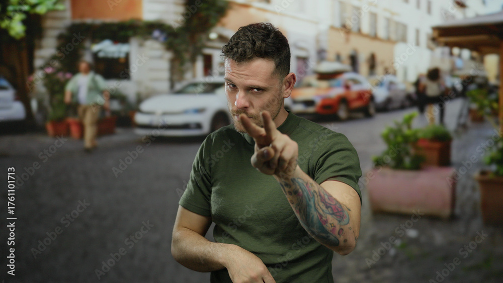 Φωτογραφία Young hispanic man with tattoos making a gesture on a vibrant urban street, emphasizing observance and awareness among bustling city life