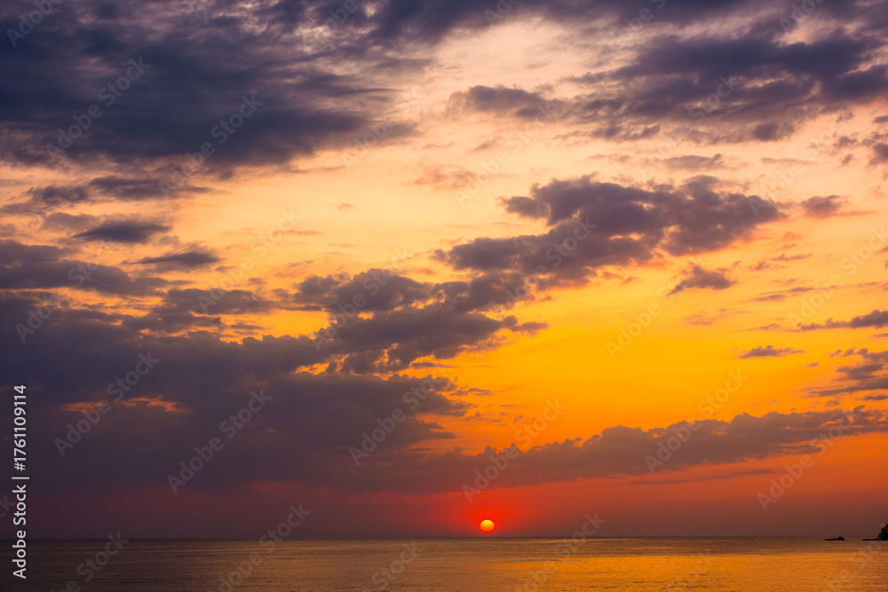 Obraz premium dramatic sky at sunrise at the sea. wonderful atmospheric background for wallpaper. stormy clouds above the water. sun over horizon. nature landscape of sozopol bay in summer. warm colorful gradient