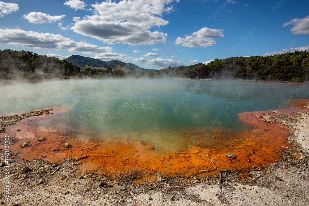 Fototapeta premium Champagne Pool Geothermal Lake in Wai-O-Tapu, New Zealand