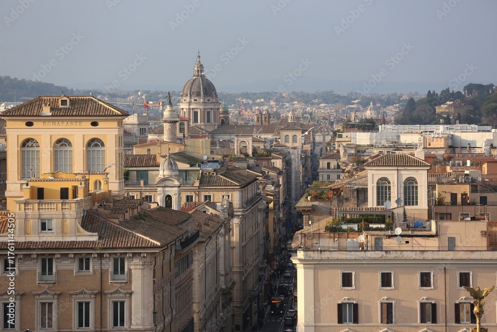Fototapeta premium Rooftop View of Central Rome with Domes