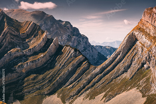 Papier peint Alpine mountains revealing striking folded rock formations and geological strata