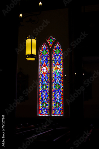 COLORIDOS VITRALES LUMINOSOS EN VENTANA DE ARCO OJIVAL