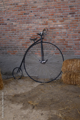BICICLETA ANTIGUA CON LLANTA DELANTERA GIGANTE Y LLANTA PEQUEÑA ATRÁS