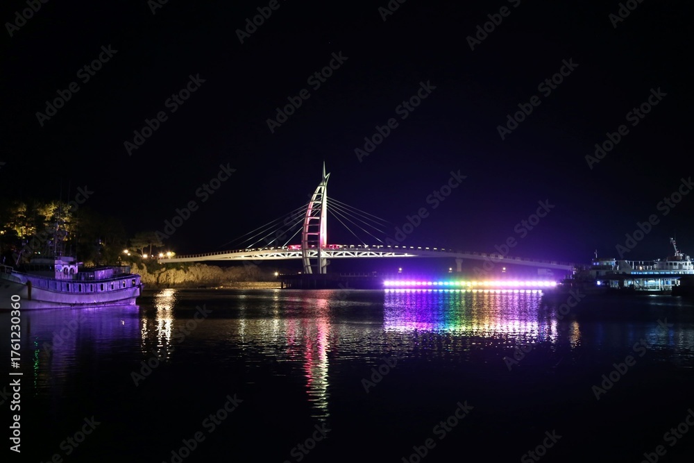 Fototapeta premium 제주도 서귀포 밤 야경 명소, 컬러풀한 색상이 아름답고 고혹적이다.