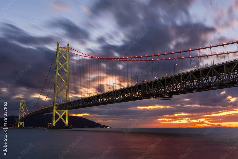 Obraz premium 日本の都市風景 兵庫県神戸市 夕暮れの明石海峡大橋