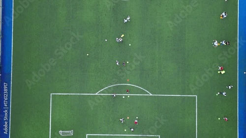 campo da calcio in erba sintetica visto dall'alto con bambini che si allenano