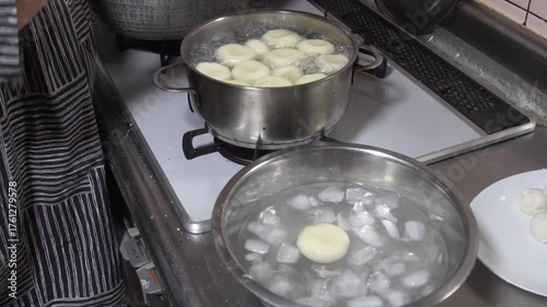 茹でた白玉を氷水で冷やす女性