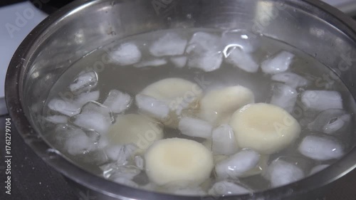茹でた白玉を氷水で冷やす様子