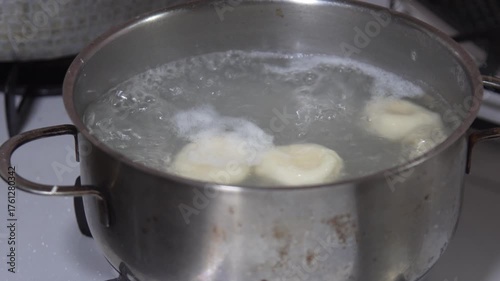白玉を茹でる女性