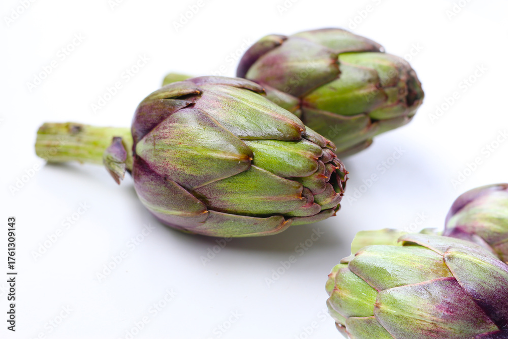 Obraz premium Fresh artichokes with green-purple tones