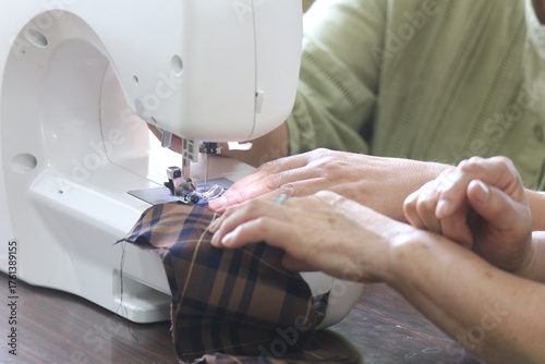 ミシンを使う女性