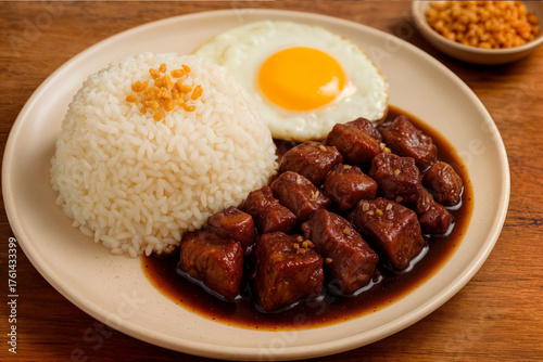 A simple Filipino dish of savory fried rice, cooked with tender pieces of meat and egg glaze, will become a pleasant and flavorful everyday dish.