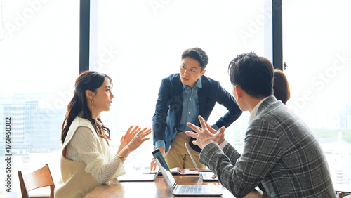 オフィスで会議するカジュアルなビジネスパーソンのグループ