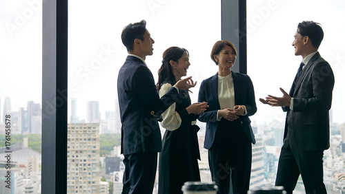 オフィスで会話するビジネスパーソンのグループ