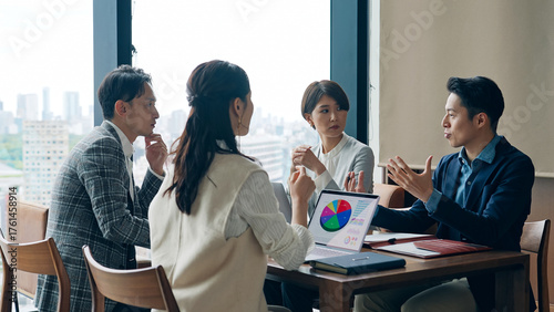 チームワーク、ビジネス、商談、会話、シリアス、カジュアル、ワークスタイル、経営、人材、グループ、会議、ミーティング、リーダーシップ、ベンチャー、企業、スタートアップ、提案、取引、顧客、サポート、ディスカッション、議論、研修、OJT、開発、企画、プロジェクト、マネジメント、DX、交渉、ディレクター、ディレクション、都市、展望、オフィス、ロビー、日本人、男性、女性、打ち合わせ、相談、面談、ビジネスパー