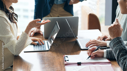オフィスで会議するカジュアルなビジネスパーソンのグループ