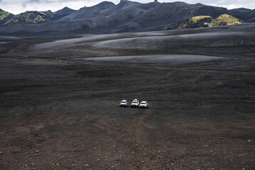 Fotobehang Voertuigen Witte terreinwagens op IJslands vulkanisch landschap  © Aerial Film Studio