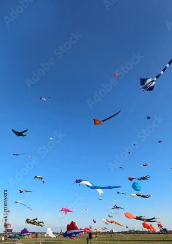 Foto Vibrant kites frolic in azure skies like mythical creatures, invoking Basant Pan