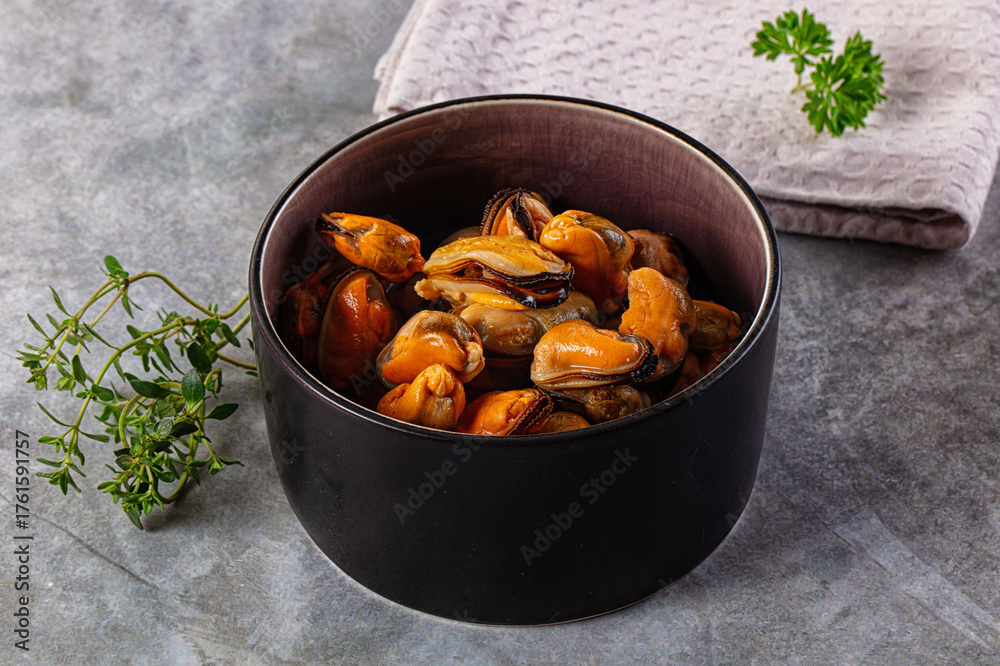 Fototapeta premium Peeled mussels heap in the bowl