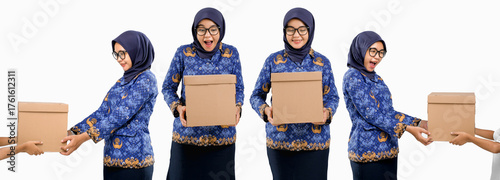 Foto Beautiful female civil servant in Indonesian Korpri uniform receiving or giving cardboard boxes, symbolizing charity and teamwork
