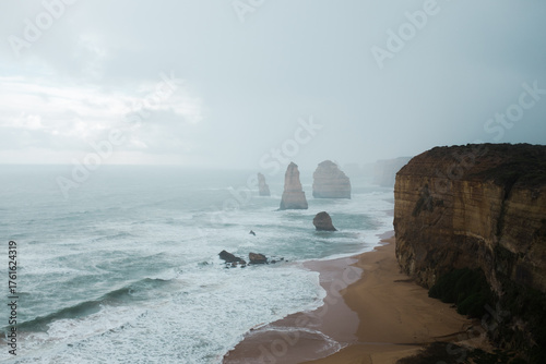 Foto melbourne  twelve apostle view in rainy stormy day