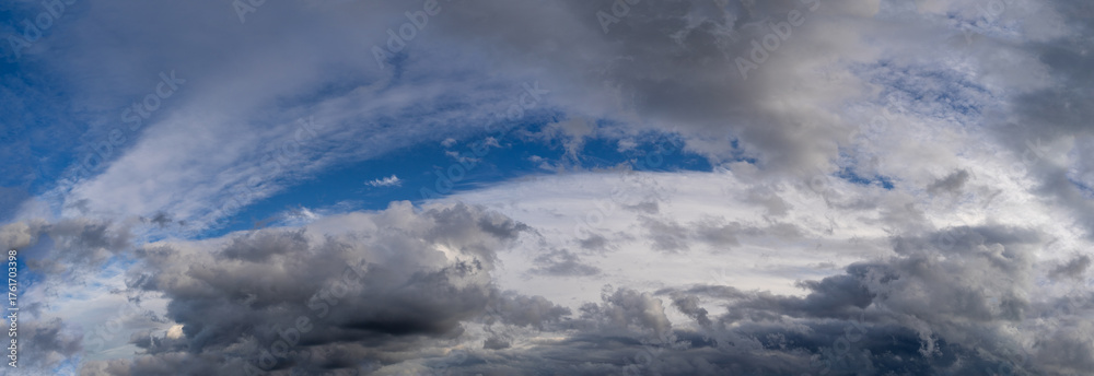 Obraz premium Cloudy sky background with dramatic clouds during daytime, panoramic view 