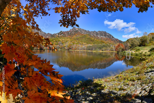 紅葉の信州戸隠鏡池