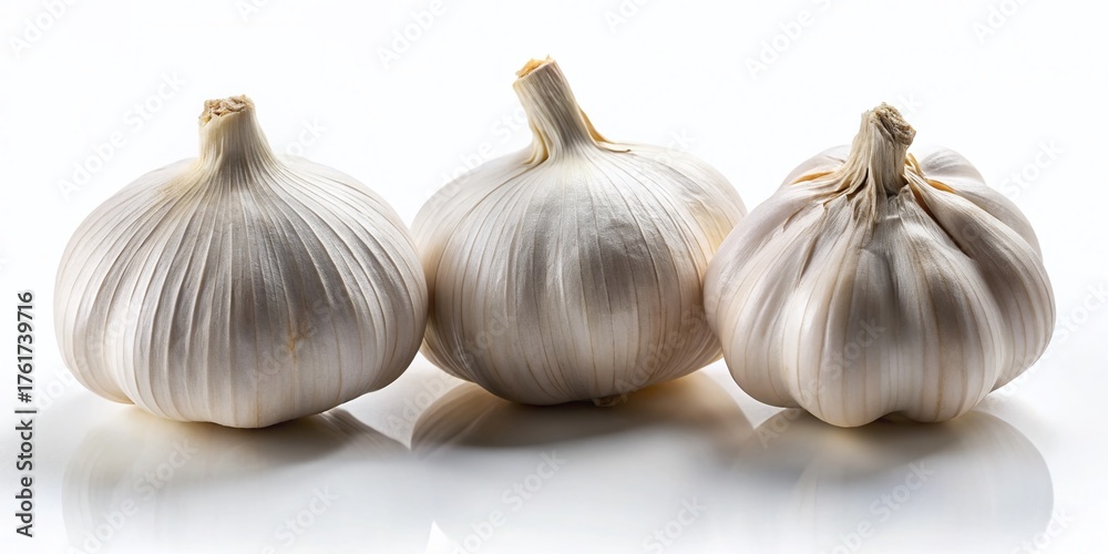 Obraz premium Fresh Garlic Cloves on White Background - Culinary Photography