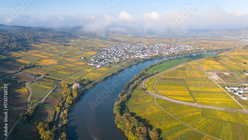 Foto Leiwen, Moselle Valley with loop of Mosel river, aerial view, riesling wine grow