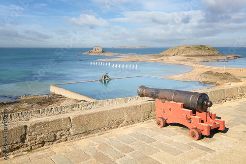 Foto vieux remparts et canon avec vue sur la mer, la cité de saint malo en bretagne a
