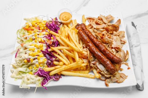 Assiette turque (assiette merguez) – viande grillée avec frites, crudités et sauces au choix, plat de restauration rapide. 
