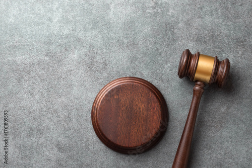 Fotografía Judge gavel with sound block on a gray stone surface