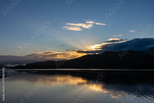 Tableau sur toile Morning light over the Mawddach Estuary with reflections beneath distant hills