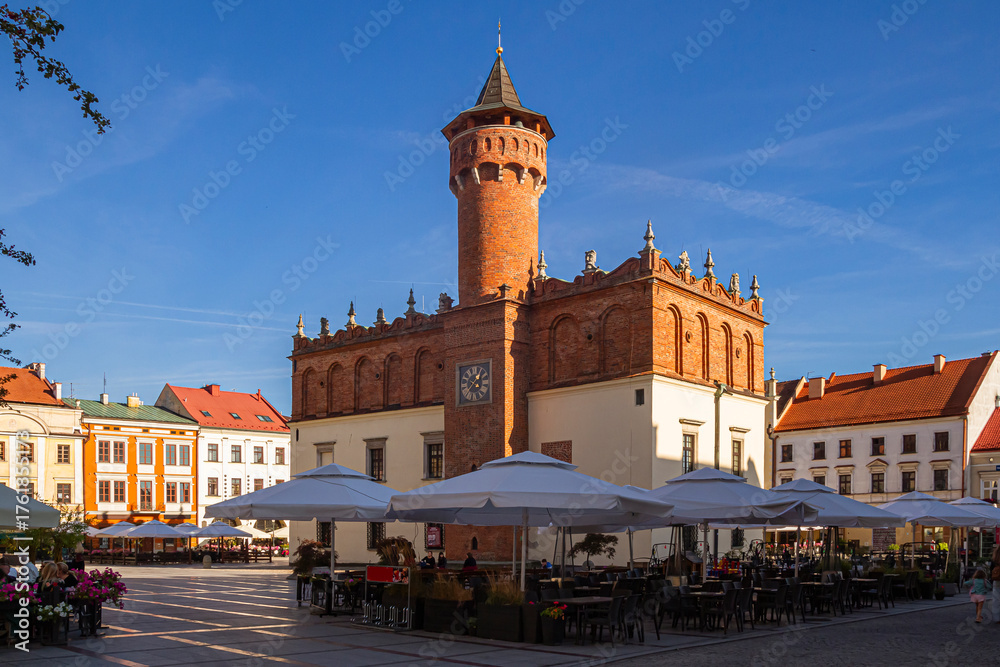 Fototapeta premium Tarnów Town Hall on the Market Square in Warm Afternoon Light | Tarnowski Ratusz na Rynku w ciepłym, popołudniowym świetle