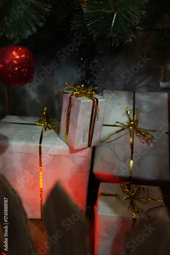 christmas tree and gifts ახალი წელი