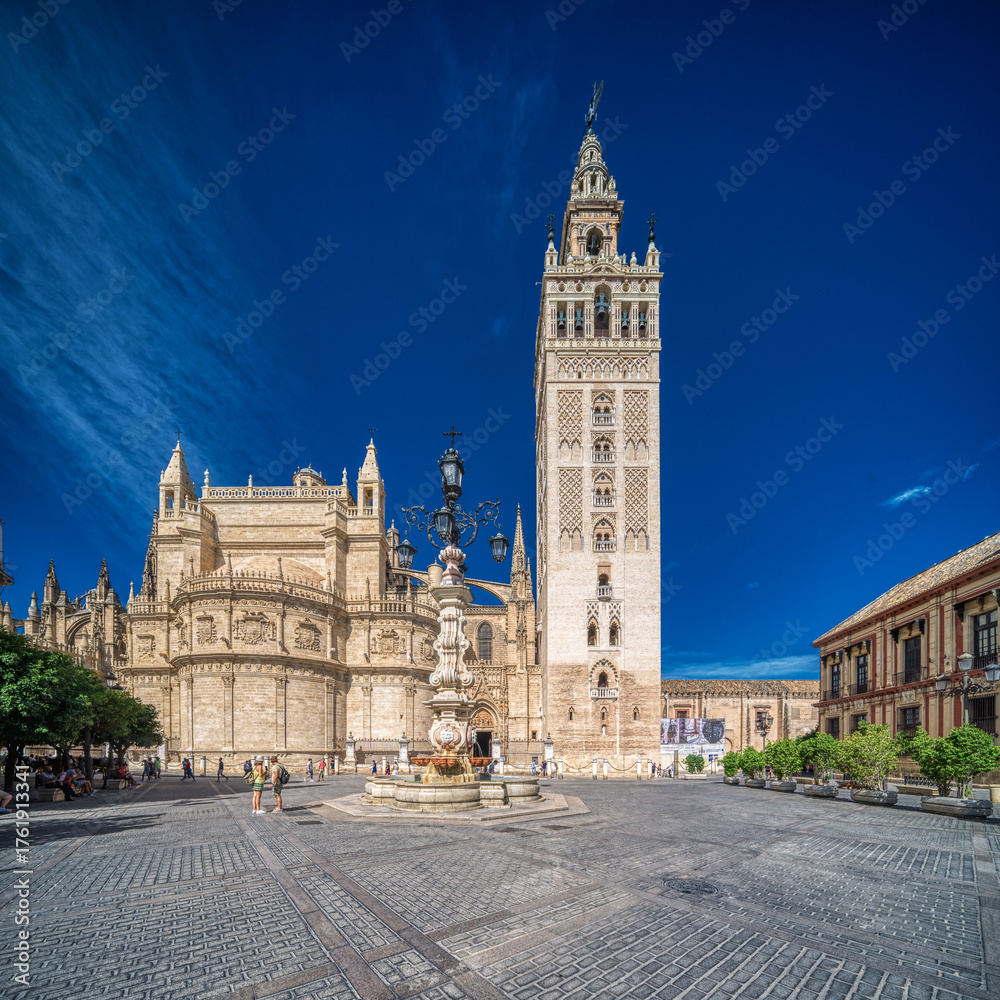 Naklejka premium Explore the beauty of Seville's Plaza Virgen de los Reyes at dawn