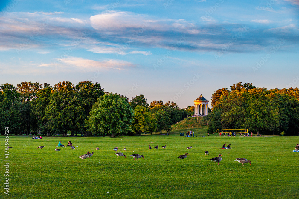Naklejka premium Englischer Garten in München mit Blick auf den Monopteros