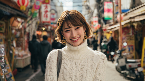 Wallpaper Mural 女性が商店街でクリーム色のタートルニット姿で笑顔を向ける Torontodigital.ca