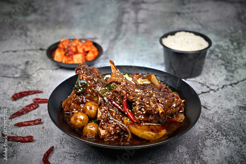 간장 돼지등뼈찜을 촬영한 모습입니다.