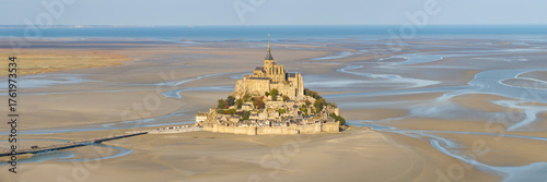 panorama aerien mont saint michel grande marée basse
