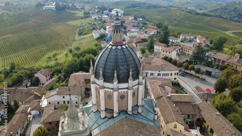 Fontanile, la basilica in provincia di Asti, Piemonte, Italia. - Dal drone