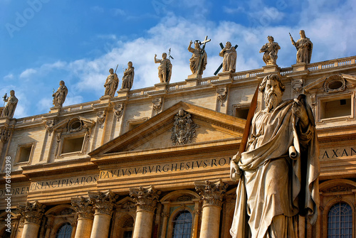 Petersdom mit  Apostel Paulus
