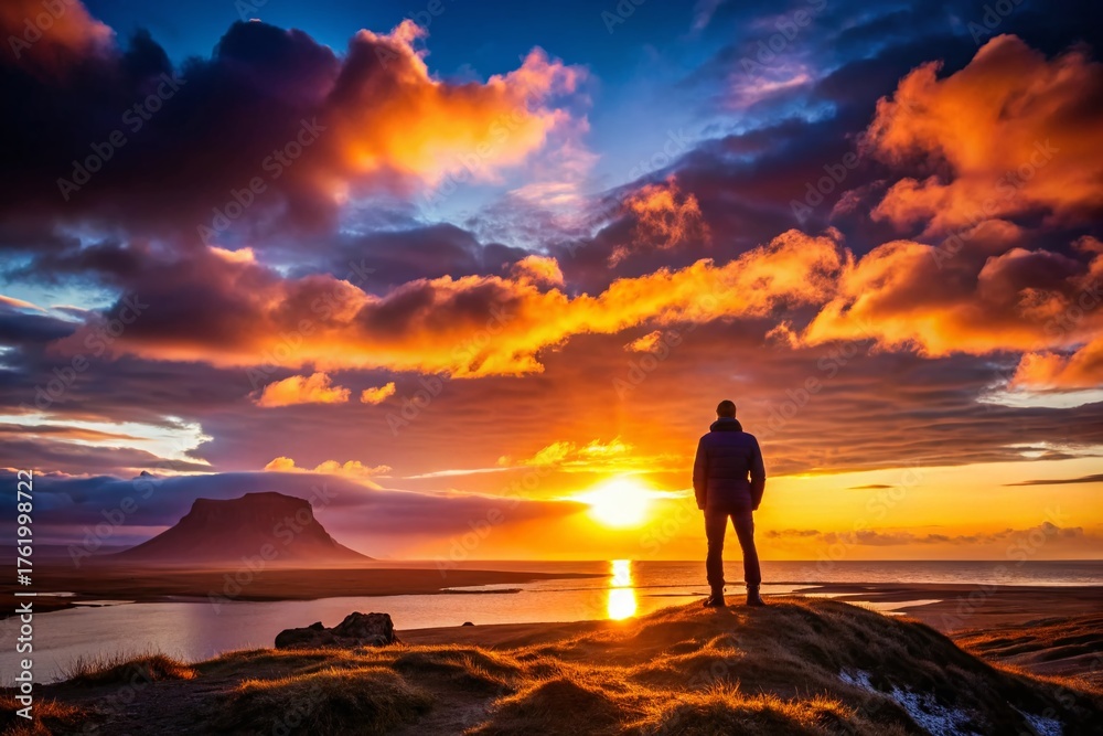 Obraz premium Midnight Sun Silhouette, Iceland Summer Solstice: Dramatic Landscape Photography
