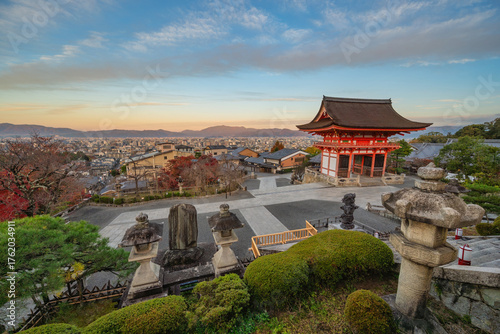 Fotografia Kyoto Japan, at Kiyomizu dera temple in autumn season