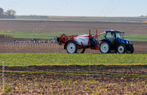Agriculture intensive conventionnelle - épandage de pesticide sur un champ de céréales venant d'être semé