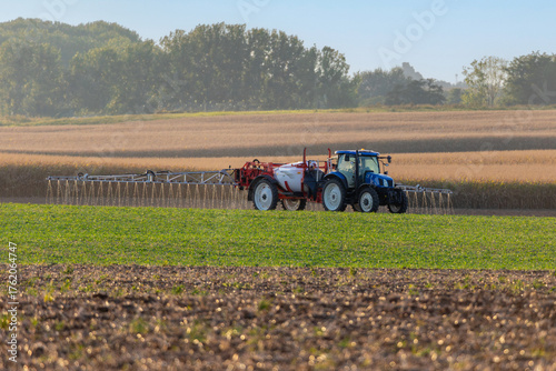 Agriculture intensive conventionnelle - épandage de pesticide sur un champ de céréales venant d'être semé
