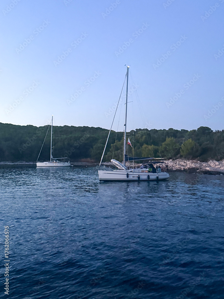 Obraz premium yacht in the bay