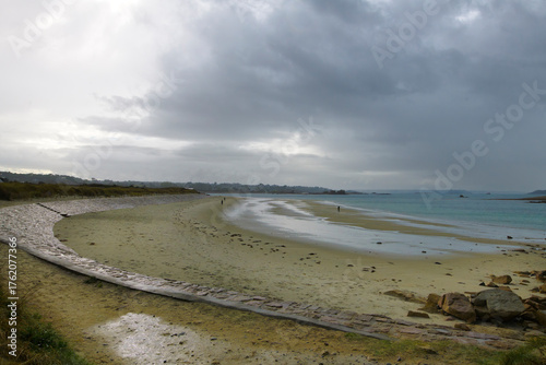 Joli paysage  de mer en Bretagne au passage d'un orage