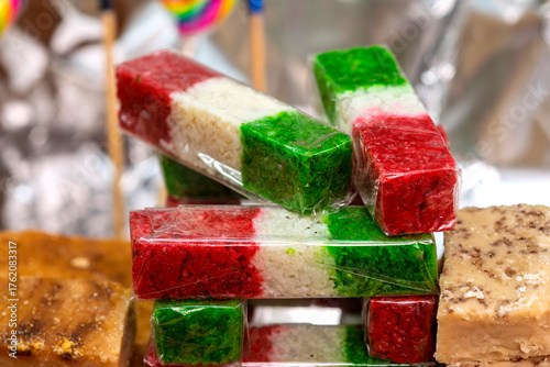 dulces mexicanos, banderilla de coco, dulce típico mexicano, dulce artesanal, dulce tradicional, coco rallado, bandera de México, colores de México, verde blanco y rojo, golosina mexicana, postre mexi